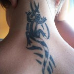 tatouage nuque salamandre