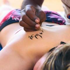 Se faire un tatouage non permanent à la nuque – Le tatouage au henné