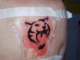 Durant la cicatrisation du tatouage