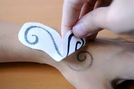 Combien de temps peut tenir un tatouage éphémère sur la peau ?